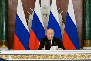 Russlands Präsident Wladimir Putin spricht im Großen Palast des Kremls nach den Feierlichkeiten zum 80. Jahrestag des Sieges der Sowjetunion über Nazi-Deutschland im Zweiten Weltkrieg zu Journalisten