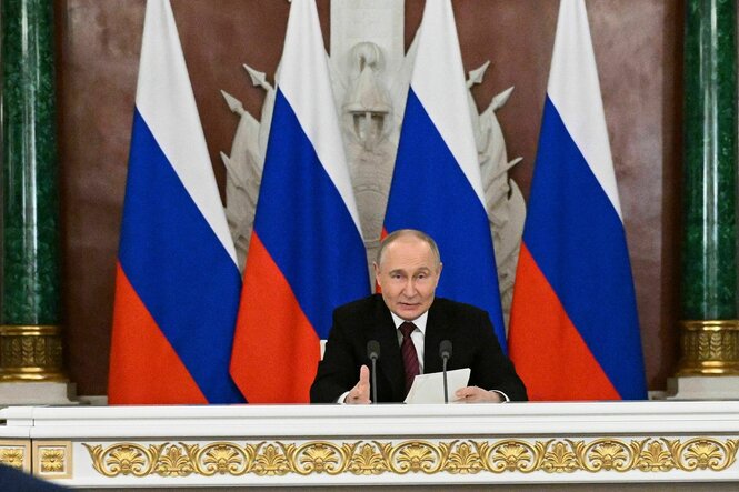 Russlands Präsident Wladimir Putin spricht im Großen Palast des Kremls nach den Feierlichkeiten zum 80. Jahrestag des Sieges der Sowjetunion über Nazi-Deutschland im Zweiten Weltkrieg zu Journalisten