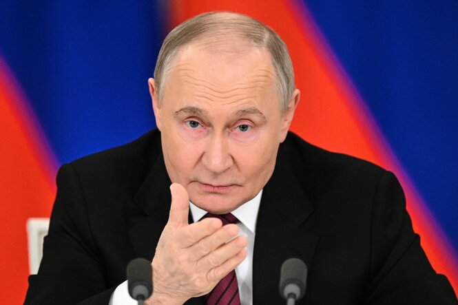 Wladimir Putin vor russischen Fahnen