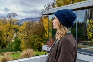 Eine Frau blickt in die Landschaft