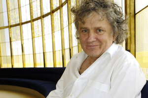 Dramaturg Carl Hegemann blickt in die Kamera.