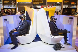 Männer auf einem Stand von SAP auf der Computermesse Cebit in Hannover