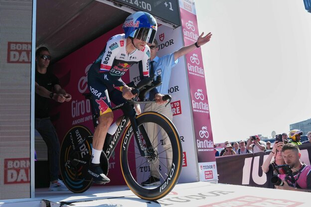 Primoz Roglic fährt bei Start des zeitfahren von der Rampe