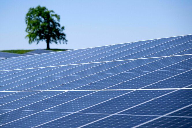 Die Sonne scheint auf einen Solarpark (Symbolbild)