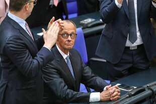 Friedrich Merz blickt nach oben im Bundestag