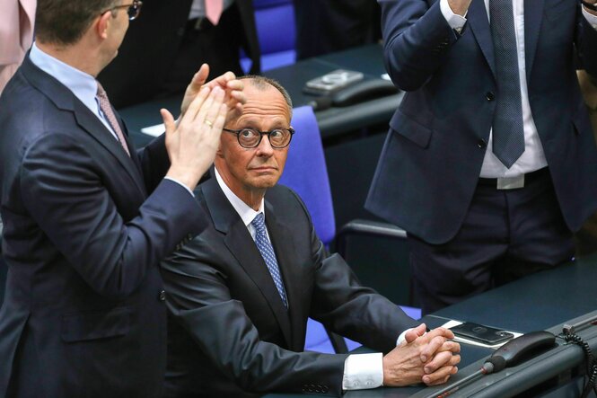 Friedrich Merz blickt nach oben im Bundestag