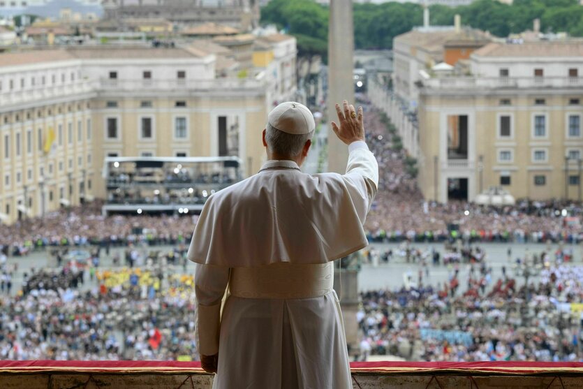 Papst winkt überm Petersplatz