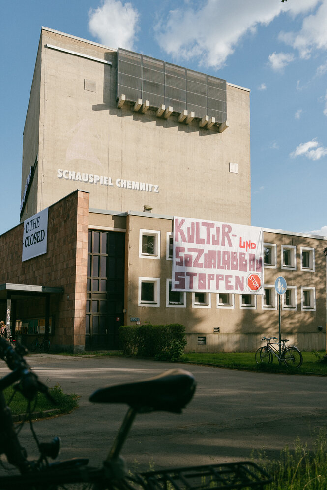 Das 1980 von Rudolf Weißer erbaute Schauspielhaus Chemnitz mit Protestplakat