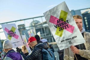 Menschen protestieren für ein AfD-Verbot im Regierungsviertel