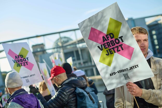 Menschen protestieren für ein AfD-Verbot im Regierungsviertel