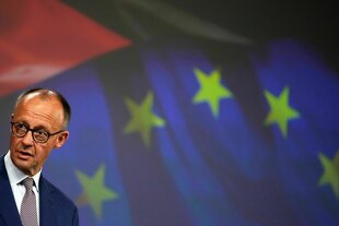 Merz vor einer EU-Flagge
