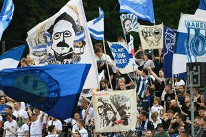 Fahnen und Doppelhalter in der Babelsberger Kurve, u.a. mit Karl Liebknecht