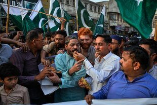 In Hyderabad feiern die Menschen die Waffenruhe und verteilen Kuchen