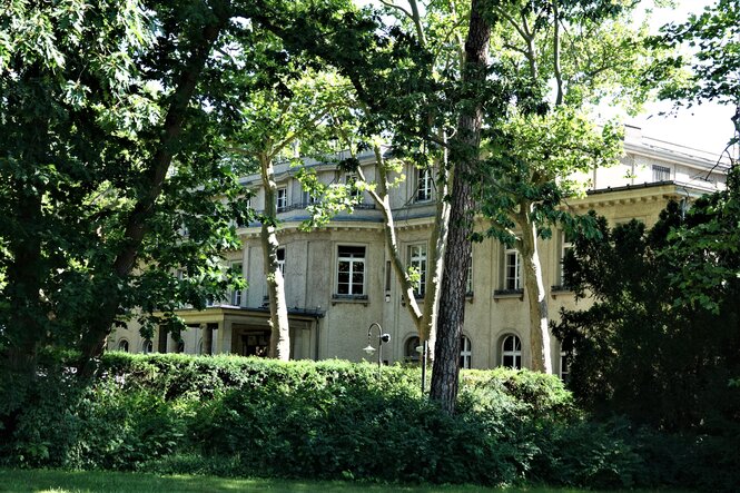 Das Haus der Wannsee-Konferenz inmitten des Gartens