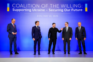 Bundeskanzler Friedrich Merz, Frankreichs Präsident Emmanuel Macron, Wolodymyr Selenskyj, Präsident der Ukraine, Keir Starmer, Premierminister von Großbritannien, und Donald Tusk, Ministerpräsident von Polen, stehen im Marienpalast in Kiew zusammen