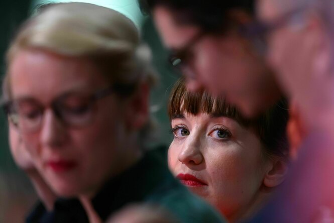 Heidi Reichinnek Blickt über die Schulter von Ines Schwerdtner