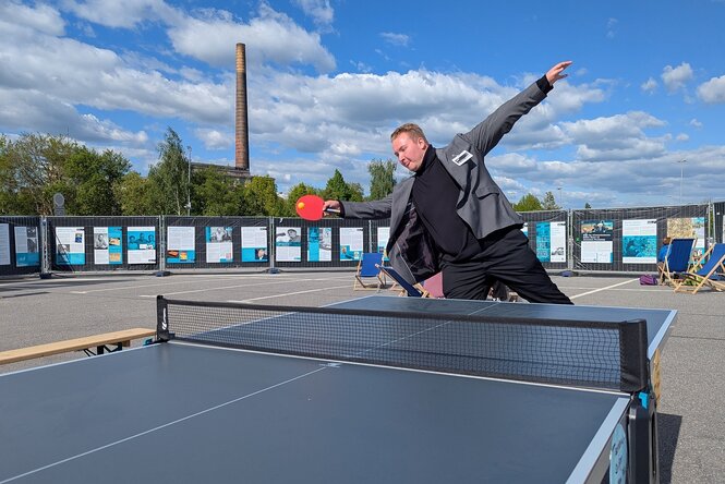 Ein Mann spielt Tischtennis