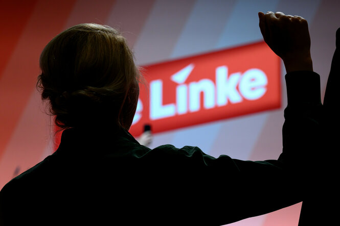 Ines Schwerdtner, Parteivorsitzende Die Linke, singt zusammen mit den Delegierten die Internationale zum Abschluss des Bundesparteitages