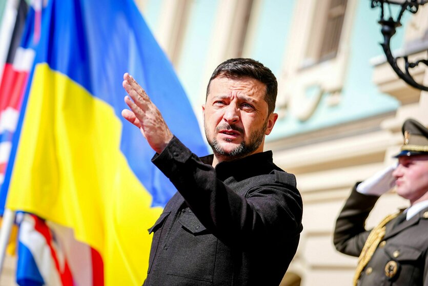 Wolodymyr Selenskyj, Präsident der Ukraine, wartet in Kiew vor dem Marienpalast auf die Gäste. Die europäischen Staats- und Regierungschefs wollen in der ukrainischen Hauptstadt den Präsidenten des Landes treffen, um für eine 30-tägige Waffenruhe zu werben.
