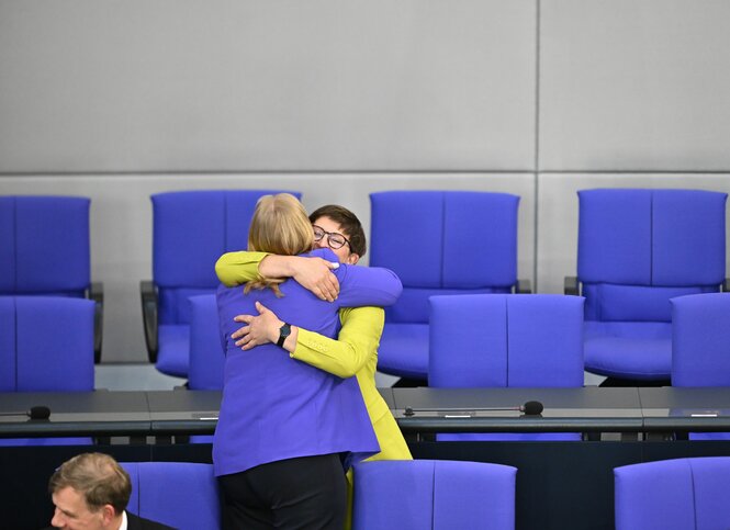 Die SPD-Vorsitzende Saskia Esken gratuliert Bärbel Bas (SPD), Bundesministerin für Arbeit und Soziales, zur Ernnenung. Nach der Wahl des Bundeskanzlers wurden am Abend die Bundesministerinnen und -minister vereidigt.