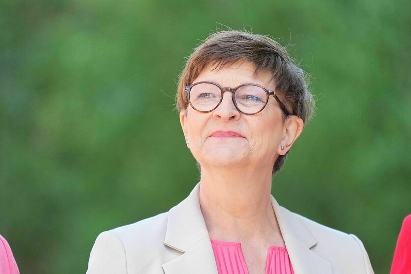 Saskia Esken schaut an der Kamera vorbei lächelnd in die Ferne