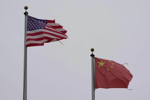 Eine Flagge der USA weht neben einer Flagge Chinas in Chinatown in San Francisco