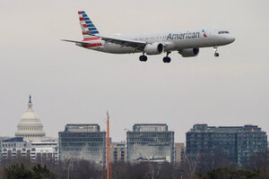 Ein Flugzeug der American Airlines fliegt am US-Kapitol vorbei, bevor es auf dem Reagan National Airport in Arlington, Virginia, USA, landet