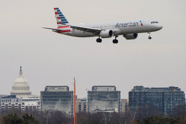 Ein Flugzeug der American Airlines fliegt am US-Kapitol vorbei, bevor es auf dem Reagan National Airport in Arlington, Virginia, USA, landet