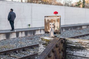 Zu sehen ist die Gedenkstätte "Zeichen der Erinnerung" am Stuttgarter Nordbahnhof.