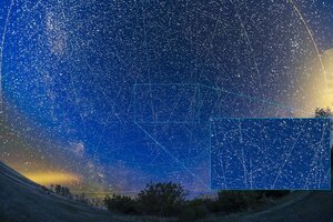 blauer Nachhimmel angefüllt mit Satelliten-spuren