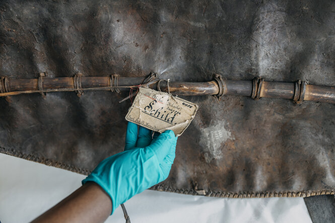 Inventarnummer Rückseite eines historischen Schilds aus Tansania