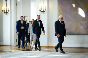 Zu sehen sind (von links nach rechts): Vizekanzler Lars Klingbeil, Kanzler Friedrich Merz und Bundespräsident Steinmeier im Schloss Bellevue.