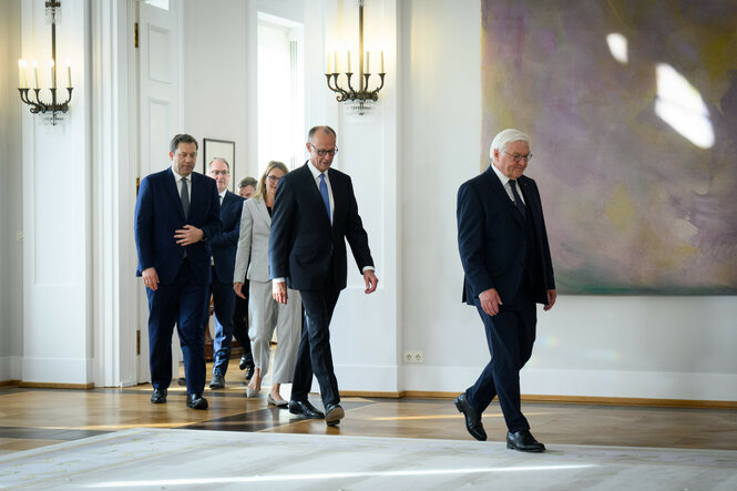 Zu sehen sind (von links nach rechts): Vizekanzler Lars Klingbeil, Kanzler Friedrich Merz und Bundespräsident Steinmeier im Schloss Bellevue.