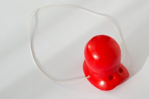 rote Clownnase am Faden