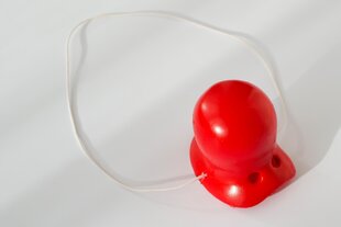 rote Clownnase am Faden