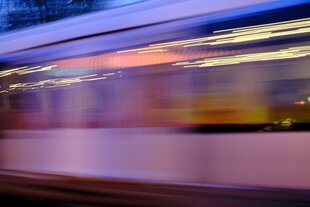 Ein Zug während der Fahrt
