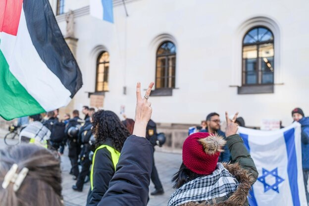 In München versammelten sich hunderte Teilnehmer*innen, um gegen Repressionen gegen Pro Palaestina Aktivist*innen, zu protestieren