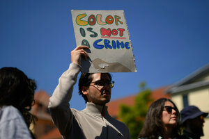 Ein Demonstrant hält aus Protest ein Schild mit der Aufschrift «Color is not a Crime» (Hautfarbe ist kein Verbrechen)