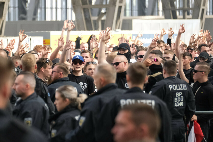 Jugendliche Neonazis mit "White-Power"-Gesten unter Polizeibeobachtung