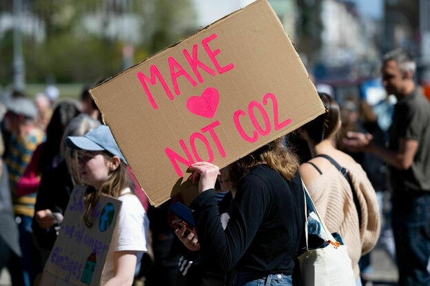 Zahlreiche Menschen nehmen an einer Demonstration von Fridays for Future zum Klimastreik teil