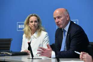 Berlins neue Kultursenatorin Sarah Wedl-Wilson wird vom Regierenden Bürgermeister Kai Wegner im Roten Rathaus vorgestellt.