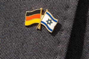 Ein Deutschlandfähnchen und ein Israelfähnchen am Revers eines Herrenjackets