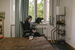 Die Mutter von Frau Kernerman, 2023 von Israel nach Deutschland gekommen am 3. Mai 2025 in ihrem Zimmer in der Berliner Wohnung der Familie.