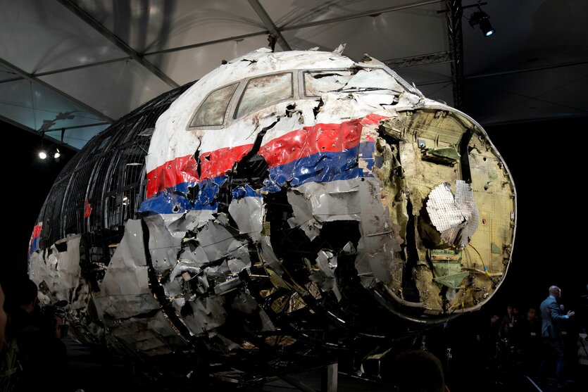Die aus Trümmern wieder zusammengesetzte Boeing 777 der Malaysia Airlines, die als Flug MH17 über der Ukraine abgeschossen wurde, steht in einer Halle