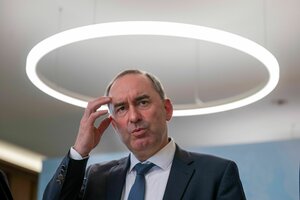 Hubert Aiwanger über ihm schwebt eine runde Leuchtstoffröhre