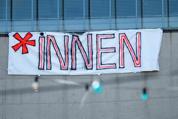 Ein Plakat mit der Aufschrift „*Innen“ ist an der Hochschule für Fernsehen und Film München (HFF) zu sehen