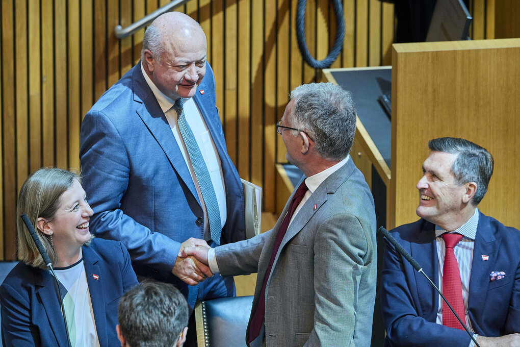 Zwei Männer schütteln isch die Hand