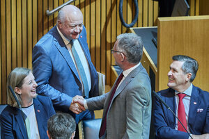 Zwei Männer schütteln isch die Hand