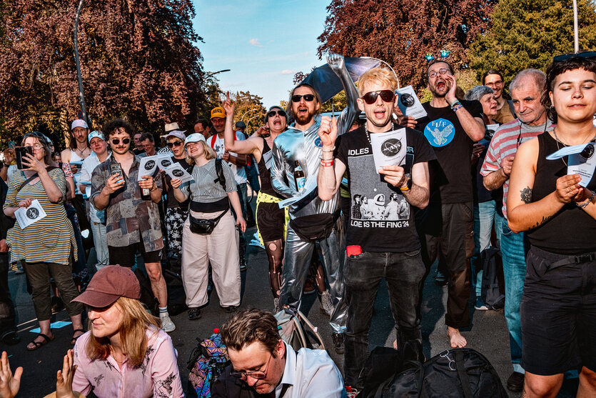 Das gemeinsame Protestsingen auf der Grunewald-Demo wird von den Demonstranten begleitet.