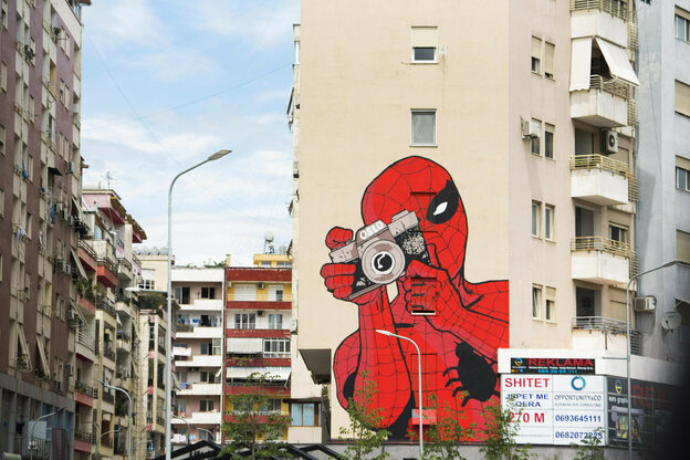 Eine große Wandmalerei zeigt Spidermann mit einem Fotoapparat